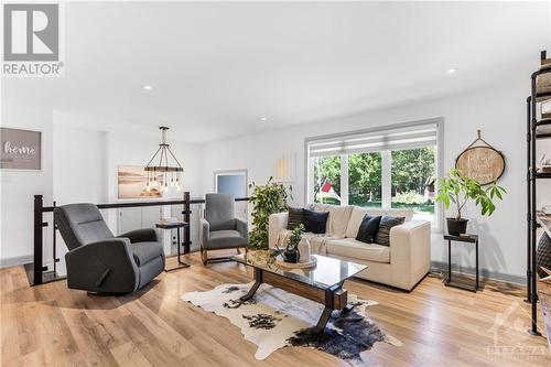 336 Limoges Road, Limoges, ON - Indoor Photo Showing Living Room