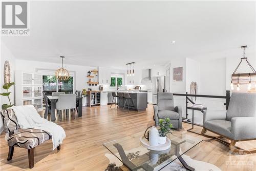 336 Limoges Road, Limoges, ON - Indoor Photo Showing Living Room