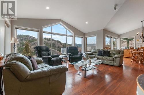 109 Uplands Drive, Kaleden, BC - Indoor Photo Showing Living Room