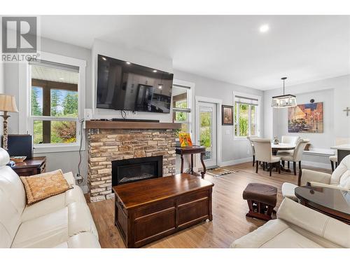 2715 Golf Course Drive Unit# 26, Blind Bay, BC - Indoor Photo Showing Living Room With Fireplace