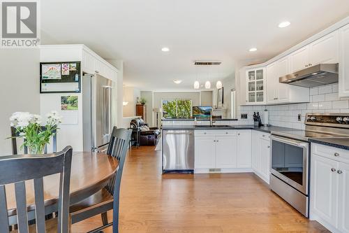 4275 Simeon Court, Kelowna, BC - Indoor Photo Showing Kitchen