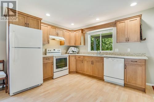 4275 Simeon Court, Kelowna, BC - Indoor Photo Showing Kitchen