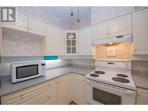 877 K.L.O Road Unit# 307, Kelowna, BC - Indoor Photo Showing Kitchen