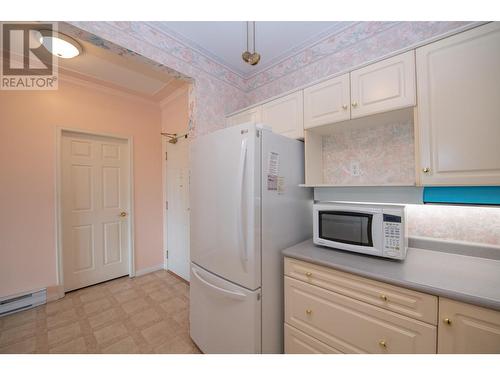 877 K.L.O Road Unit# 307, Kelowna, BC - Indoor Photo Showing Kitchen