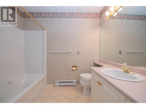 877 K.L.O Road Unit# 307, Kelowna, BC - Indoor Photo Showing Bathroom