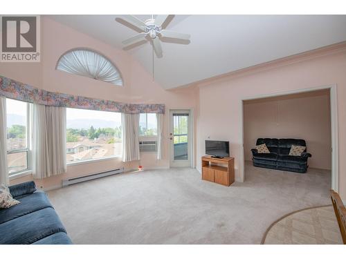 877 K.L.O Road Unit# 307, Kelowna, BC - Indoor Photo Showing Living Room