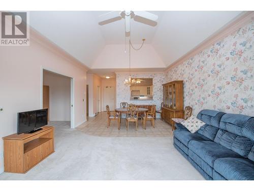 877 K.L.O Road Unit# 307, Kelowna, BC - Indoor Photo Showing Living Room