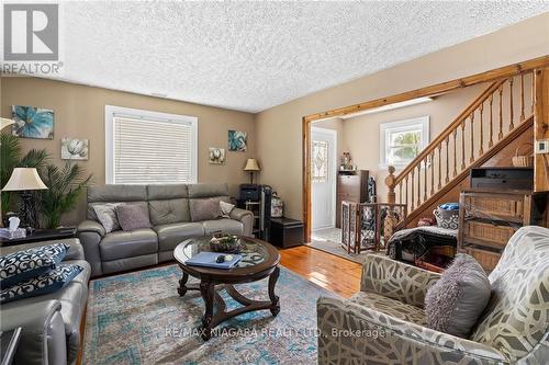 4027 Main Street, Niagara Falls, ON - Indoor Photo Showing Living Room