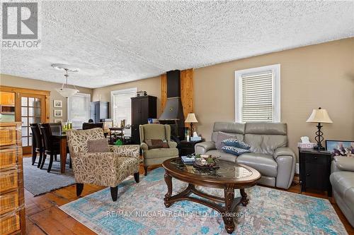 4027 Main Street, Niagara Falls, ON - Indoor Photo Showing Living Room