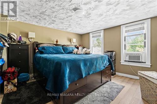 4027 Main Street, Niagara Falls, ON - Indoor Photo Showing Bedroom