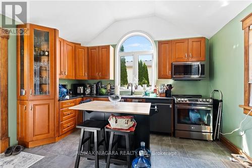 4027 Main Street, Niagara Falls, ON - Indoor Photo Showing Kitchen