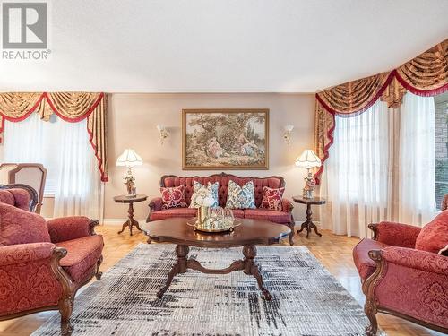 10 Silmoro Court, Vaughan, ON - Indoor Photo Showing Living Room