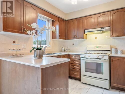 10 Silmoro Court, Vaughan, ON - Indoor Photo Showing Kitchen