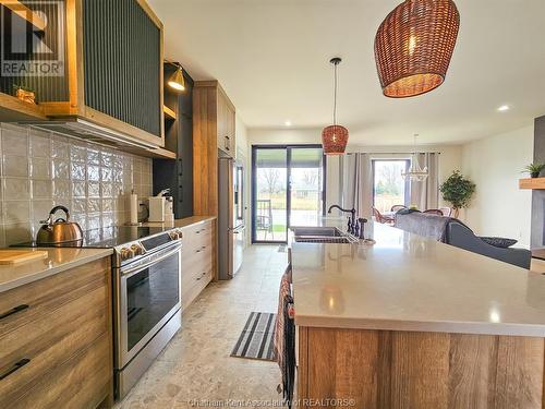 19260 Lakeside Drive, Lighthouse Cove, ON - Indoor Photo Showing Kitchen With Double Sink With Upgraded Kitchen