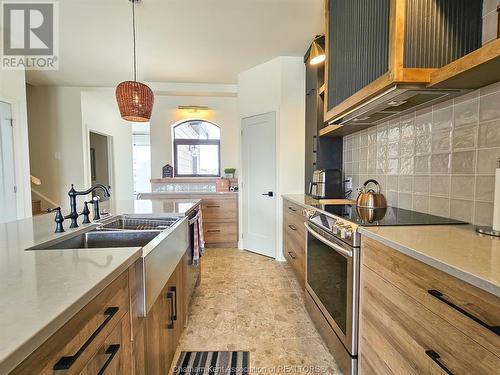 19260 Lakeside Drive, Lighthouse Cove, ON - Indoor Photo Showing Kitchen With Double Sink With Upgraded Kitchen