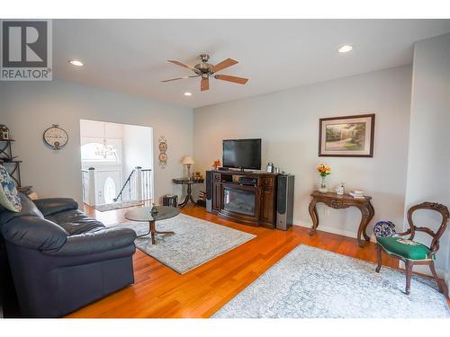 334 Moubray Road, Kelowna, BC - Indoor Photo Showing Living Room