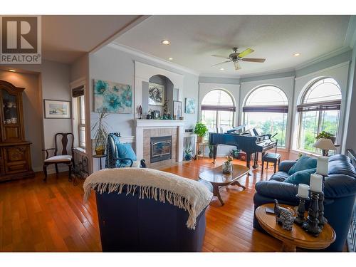 334 Moubray Road, Kelowna, BC - Indoor Photo Showing Living Room With Fireplace