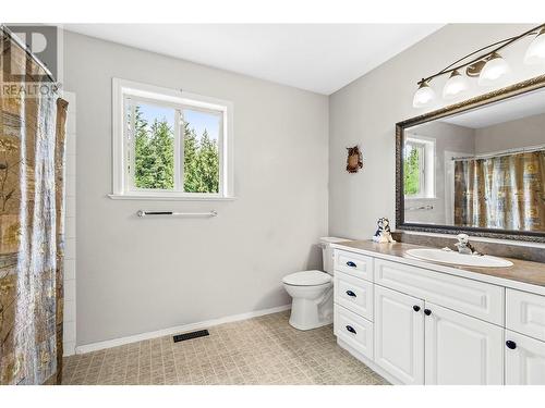 1144 Wharf Road, Scotch Creek, BC - Indoor Photo Showing Bathroom