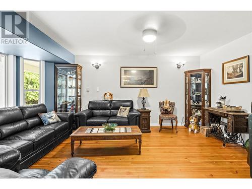 1144 Wharf Road, Scotch Creek, BC - Indoor Photo Showing Living Room