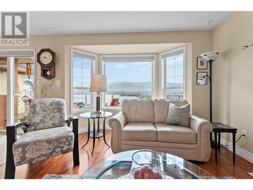 415 Ridge Road, Penticton, BC - Indoor Photo Showing Living Room