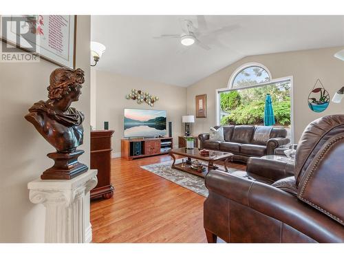 415 Ridge Road, Penticton, BC - Indoor Photo Showing Living Room