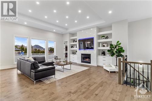 475 Lockmaster Crescent, Ottawa, ON - Indoor Photo Showing Living Room With Fireplace