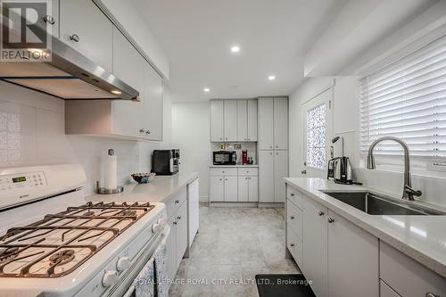 3200 Candela Drive, Mississauga (Mississauga Valleys), ON - Indoor Photo Showing Kitchen With Upgraded Kitchen