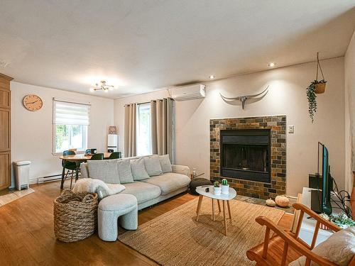 Salon - 155  - 155A Rue Champagne, Sainte-Sophie, QC - Indoor Photo Showing Living Room With Fireplace