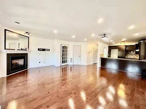 Vue d'ensemble - 301-2282 100E Avenue, Laval (Chomedey), QC - Indoor Photo Showing Living Room With Fireplace