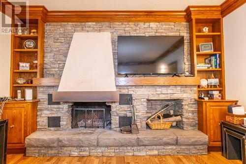 453 Grangeover Avenue, London, ON - Indoor Photo Showing Living Room With Fireplace