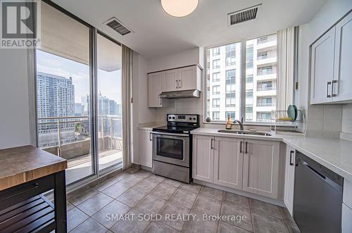 Ph210 - 256 Doris Avenue, Toronto (Willowdale East), ON - Indoor Photo Showing Kitchen With Double Sink