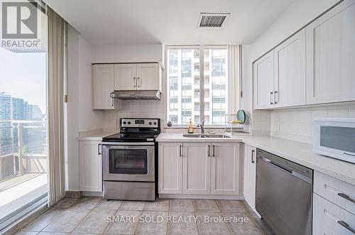 Ph210 - 256 Doris Avenue, Toronto (Willowdale East), ON - Indoor Photo Showing Kitchen With Double Sink