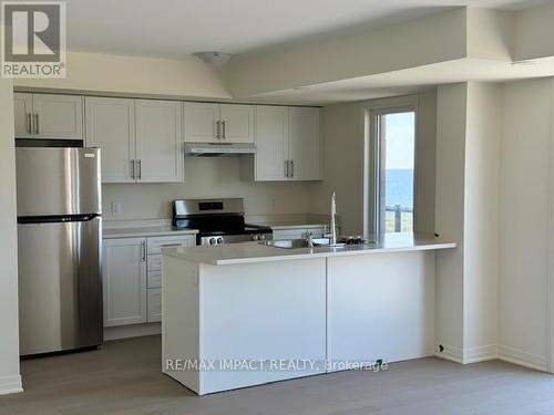 11D Lookout Drive, Clarington (Bowmanville), ON - Indoor Photo Showing Kitchen