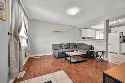 174 Grace Avenue, Hamilton, ON - Indoor Photo Showing Living Room