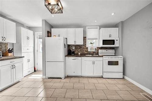 174 Grace Avenue, Hamilton, ON - Indoor Photo Showing Kitchen