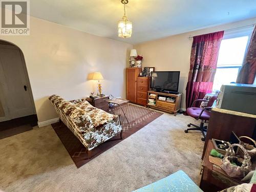 2000 Topping  Street, Trail, BC - Indoor Photo Showing Bedroom