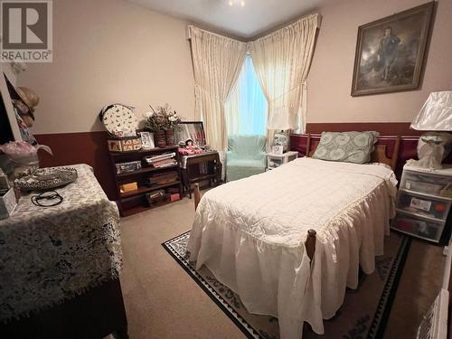 2000 Topping  Street, Trail, BC - Indoor Photo Showing Bedroom