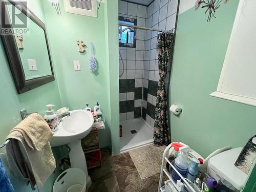 2000 Topping  Street, Trail, BC - Indoor Photo Showing Bathroom