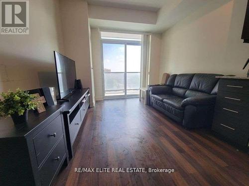 1015 - 68 Canterbury Place, Toronto, ON - Indoor Photo Showing Living Room