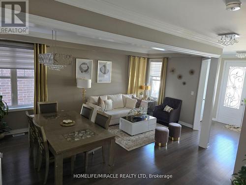 28 Kempsford Crescent, Brampton, ON - Indoor Photo Showing Living Room