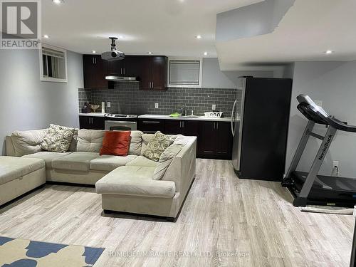 28 Kempsford Crescent, Brampton, ON - Indoor Photo Showing Living Room