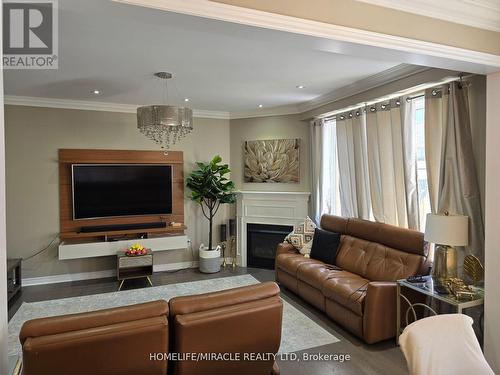 28 Kempsford Crescent, Brampton, ON - Indoor Photo Showing Living Room