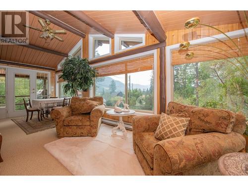 346 Mabel Lake Road, Lumby, BC - Indoor Photo Showing Living Room