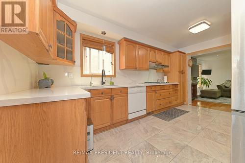 4 Morton Way W, Brampton (Fletcher'S West), ON - Indoor Photo Showing Kitchen