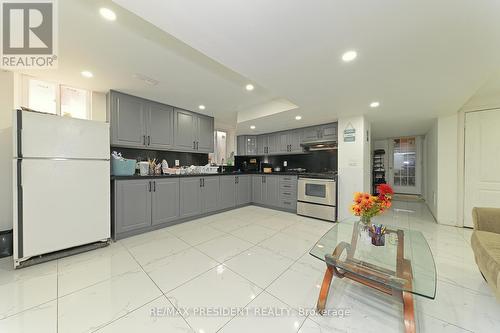 4 Morton Way W, Brampton (Fletcher'S West), ON - Indoor Photo Showing Kitchen