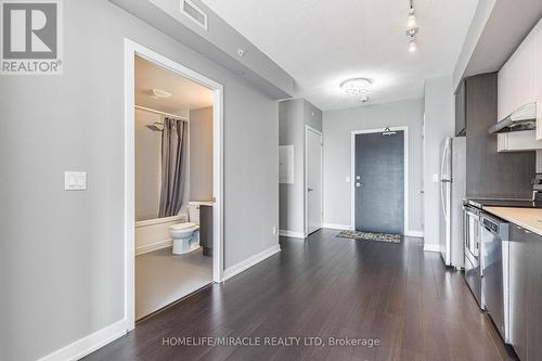 B414 - 5240 Dundas Street, Burlington (Orchard), ON - Indoor Photo Showing Kitchen