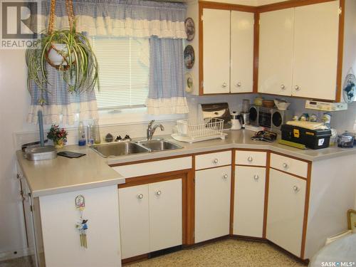 1237 4Th Avenue Nw, Moose Jaw, SK - Indoor Photo Showing Kitchen With Double Sink