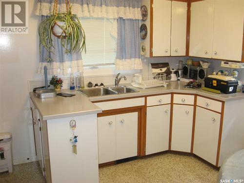 1237 4Th Avenue Nw, Moose Jaw, SK - Indoor Photo Showing Kitchen With Double Sink