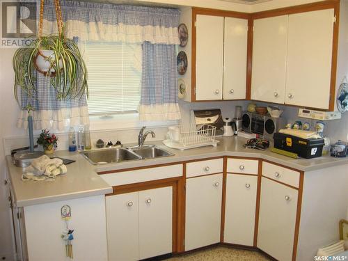 1237 4Th Avenue Nw, Moose Jaw, SK - Indoor Photo Showing Kitchen With Double Sink