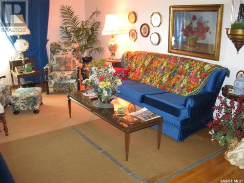 1237 4Th Avenue Nw, Moose Jaw, SK - Indoor Photo Showing Living Room